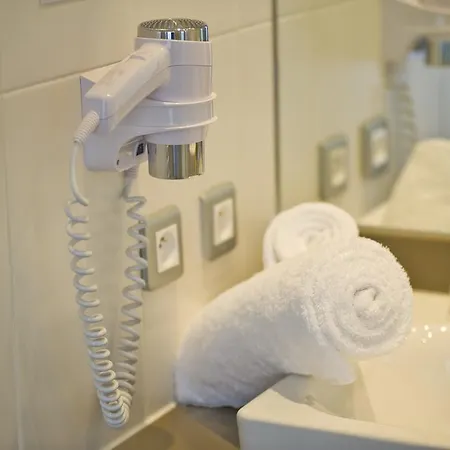 Le Manoir D'agnes Logis Restaurant Hotel